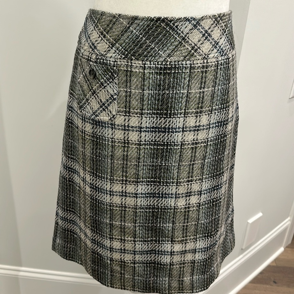 NWOT- Ann Taylor Plaid A-line Skirt with front Pocket. Size 6